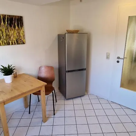 Schoene Mit Blick Ins Gruene Messenah Exhibition Apartment Sehnde